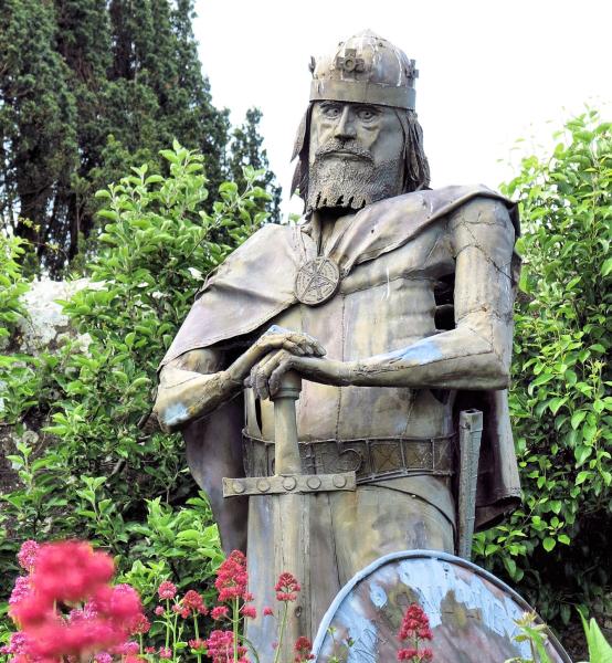 Statue of Alfred the Great in Shaftesbury Abbey Gardens Statue of Alfred the Great in Shaftesbury Abbey Gardens