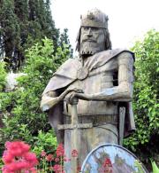 Statue of Alfred the Great in Shaftesbury Abbey Gardens (click for larger image)